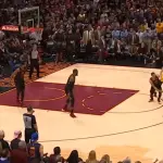 LeBron show, Cleveland in semifinale. Houston batte Utah in gara 1