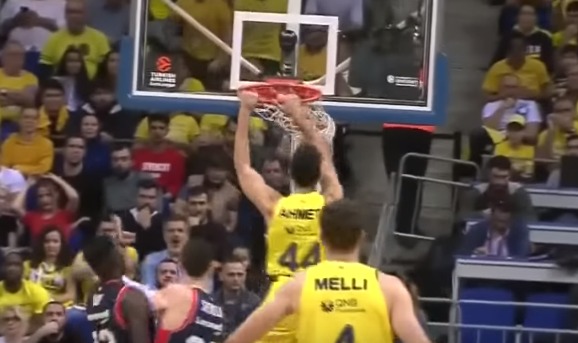 Eurolega, Playoffs: il Fenerbahce si porta sul 2-0 nella serie contro il Baskonia
