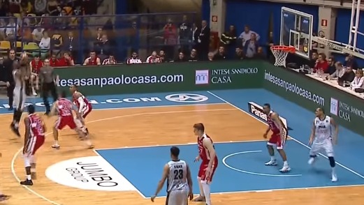 Serie A1, Goudelock infrange il sogno di Cantù: l'Olimpia Milano si aggiudica il derby