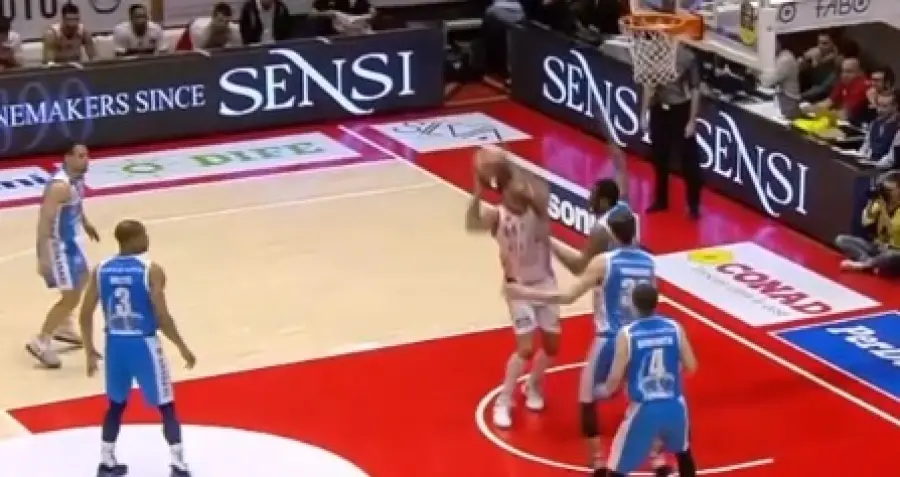 Serie A1, lunch match: la Dinamo Sassari espugna il PalaCarrara