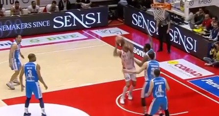 Serie A1, lunch match: la Dinamo Sassari espugna il PalaCarrara