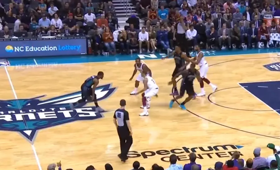 LeBron leggendario, Charlotte ko. Boston sorprende Utah, ottovolante Sixers