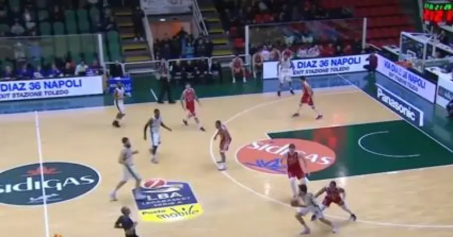 Milano, che colpo ad Avellino (75-82): Pianigiani in vetta da solo. Venezia cade a Pistoia