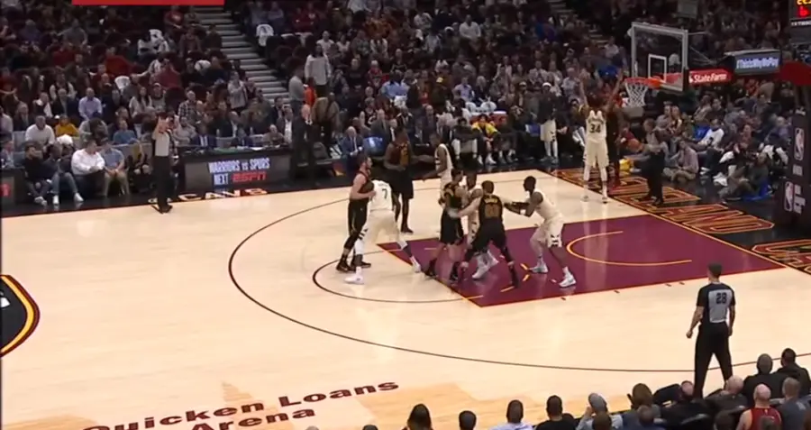 Cleveland vince per coach Lue: uragano LeBron sui Bucks. Golden State a picco