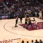 Cleveland vince per coach Lue: uragano LeBron sui Bucks. Golden State a picco