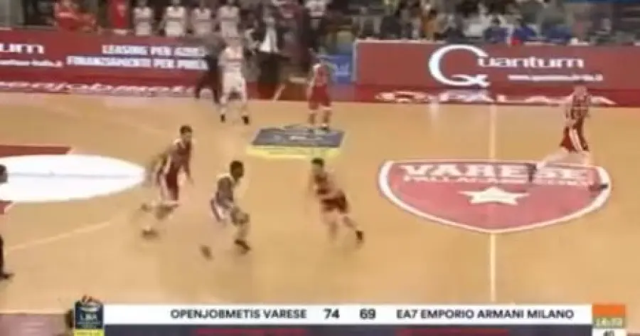 Milano affonda a Varese (72-76): Brescia in testa da sola