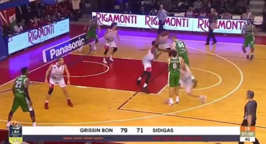 Reggio Emilia super, Avellino deve arrendersi (89-86). Cantù batte Sassari all'overtime