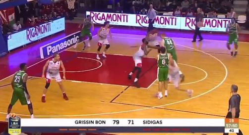 Reggio Emilia super, Avellino deve arrendersi (89-86). Cantù batte Sassari all'overtime
