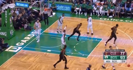 Dominio Boston, piegata Cleveland (102-88). Curry fa godere i Warriors