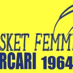 Rubano i loro borsoni, ragazze giocano con gli indumenti prestati dalle avversarie