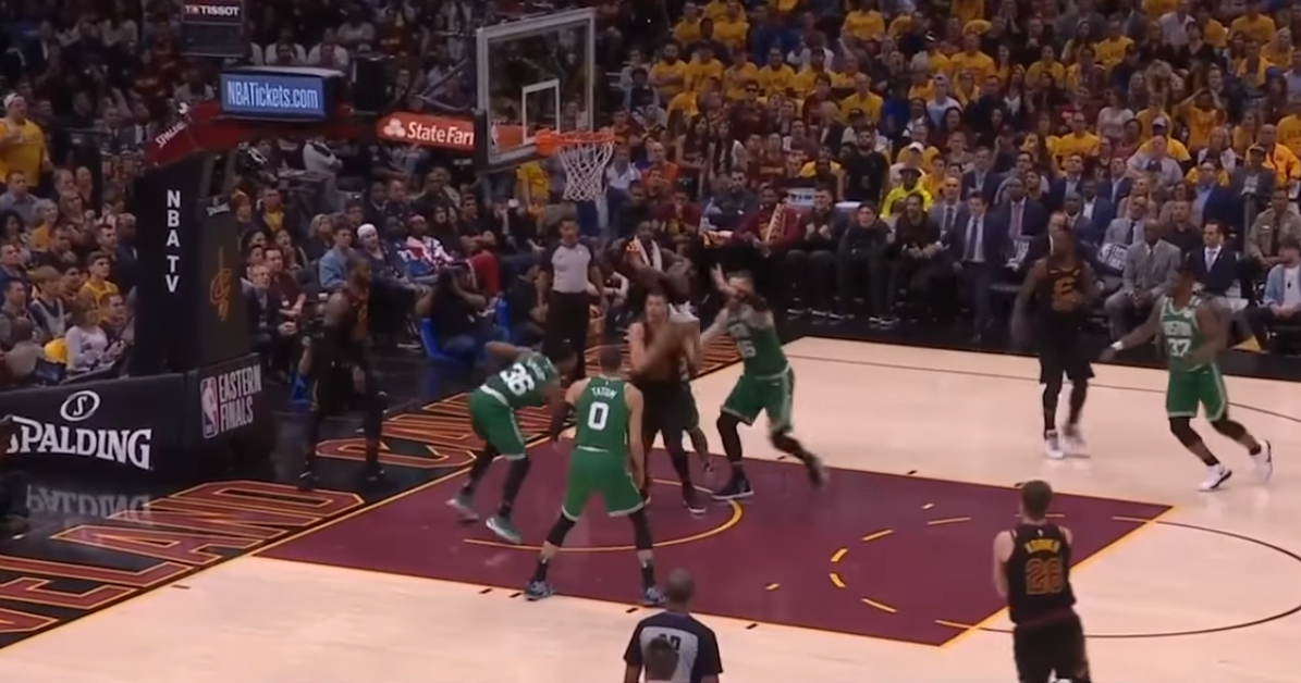 LeBron devasta Boston, Cleveland pareggia i conti: 111-102, serie sul 2-2