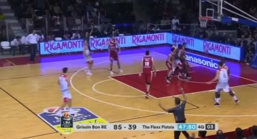 Finalmente Reggio: umiliata Pistoia (90-42). Cantù lotta, ma la spunta Venezia (92-93 dts)