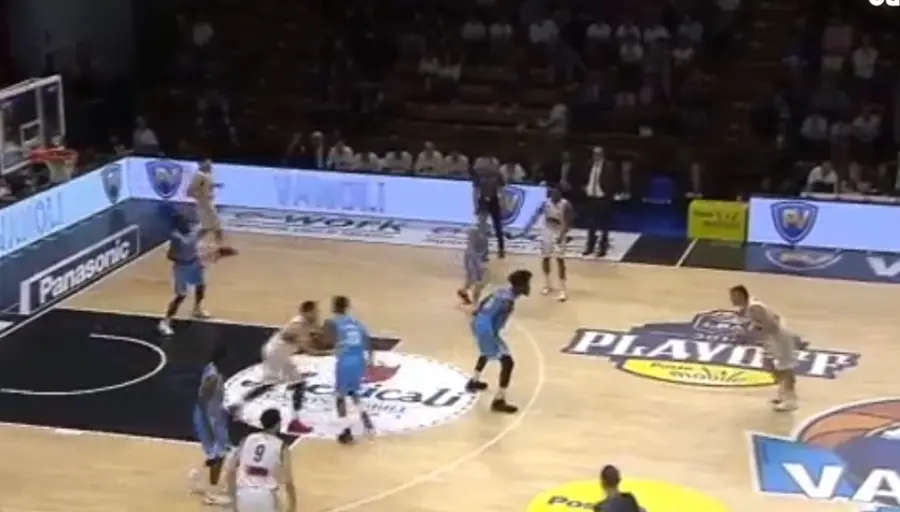 Cremona-Venezia 72-99: Reyer in semifinale. Trento batte Avellino e si porta sul 2-1