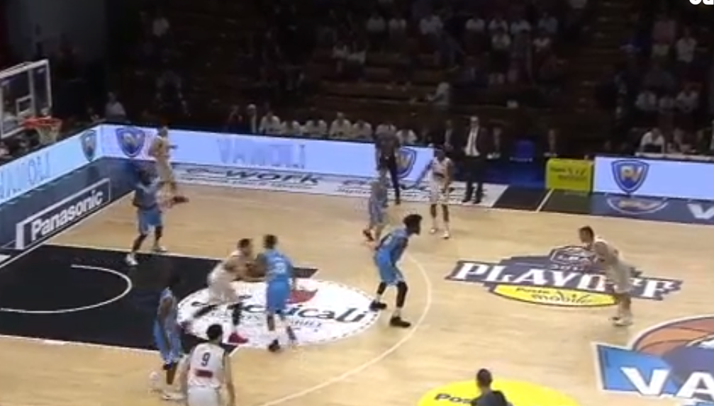 Cremona-Venezia 72-99: Reyer in semifinale. Trento batte Avellino e si porta sul 2-1