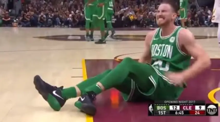 Boston, esordio shock: passano i Cavs (102-99), bruttissimo infortunio per Hayward
