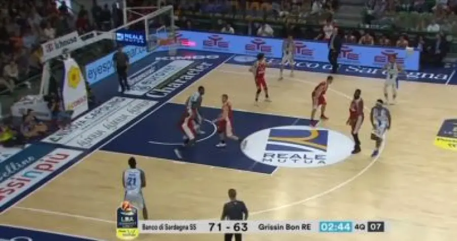 Serie A, Sassari piega Reggio Emilia (77-67): per Menetti terzo ko in 3 gare