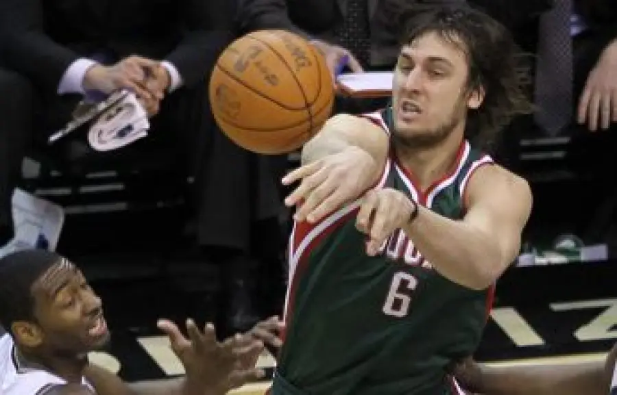 Lakers, è fatta per Andrew Bogut: contratto di un anno a 2,3 milioni