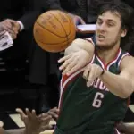 Lakers, è fatta per Andrew Bogut: contratto di un anno a 2,3 milioni