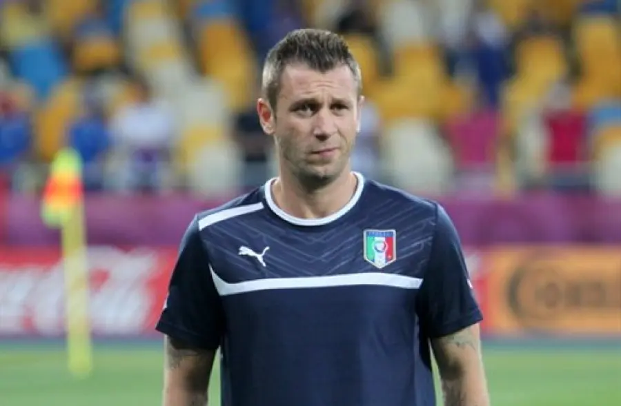 Cassano, altro colpo di scena: non si ritira