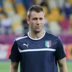 Cassano, altro colpo di scena: non si ritira